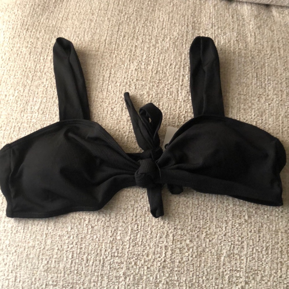 Sporlike bikini top in black color.